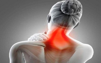 El cuello dolía…